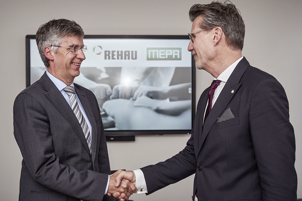 Nach der Vertragsunterzeichnung der Akquisition von Mepa durch Rehau: Reiner Pauli (Mepa) und Roger Schönborn, Leiter der Division Building Solutions bei Rehau (rechts).