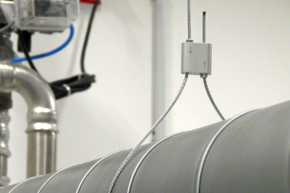 Bild 1 Als Alternative zu konventionellen Befestigungen bietet Mefa für runde und ovale Luftleitungen das Seilsystem L-Fix als filigrane und schnell zu montierende Lösung für Abhängungen an.