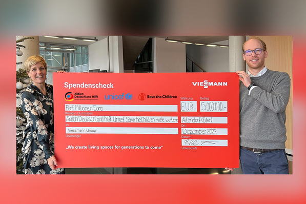 Frauke von Polier (Group CPO) und Maximilian Viessmann (Group CEO) mit dem symbolischen Spendenscheck über 5 Millionen Euro.
