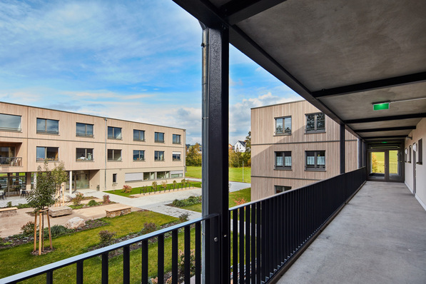 Bild 1 Im ersten Bauabschnitt der Senioren-Wohnanlage Sonnenhöhe in Breitnau entstanden moderne Mehrzweckgebäude in ökologischer Holzbauweise.