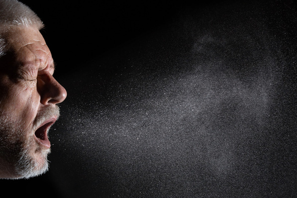 Bild 1 Ausgehustete Aerosole nehmen rasch gasförmige Säuren aus der Luft auf. Das macht die Schwebeteilchen saurer und inaktiviert in ihnen mitreisende Viren.