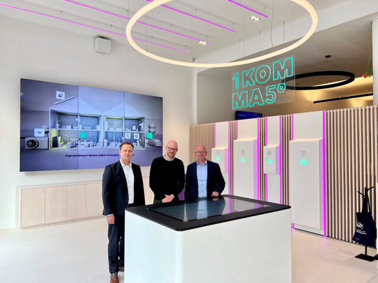 Jannik Schall von 1Komma5° sowie die beiden Geschäftsführer der deutschen Vertriebsgesellschaft von Stiebel Eltron, Marcus Haferkamp (links) und Frank Jahns (rechts).