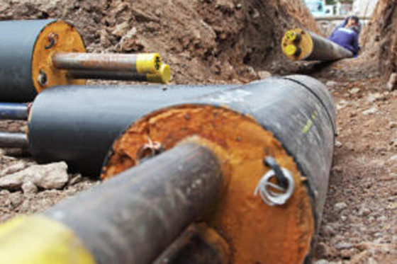 Ergebnis der kommunalen Wärmeplanung können neue Wärmenetze sein. Verlegung eines Wärmenetzes in St. Peter im Schwarzwald.