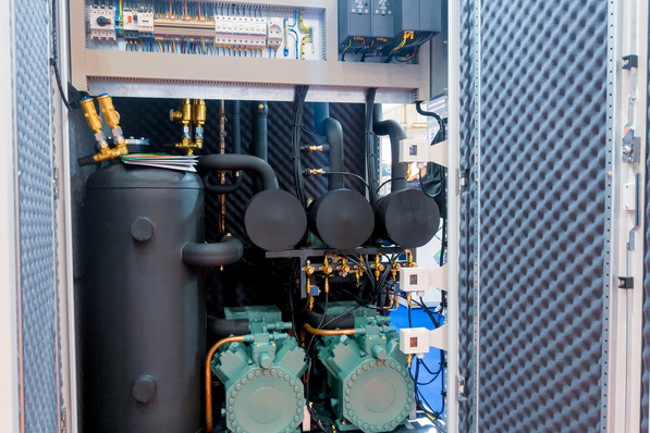 Bild 1 Kältemaschine mit dem Kältemittel R744 (Kohlenstoffdioxid). Die Verwendung natürlicher Kältemittel ist mit zahlreichen Herausforderungen verbunden, wird aber in fast allen Anwendungsbereichen Bereichen zum Standard.