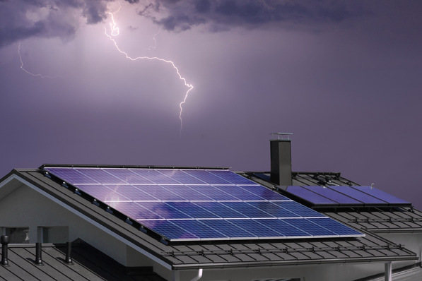 Bild 1 In Deutschland gibt es durchschnittlich pro Jahr mehrere Blitzeinschläge pro Quadratkilometer. Dach-PV-Anlagen lassen sich gut vor Schäden durch direkte Blitzeinschläge und sonstige Überspannungsereignisse schützen.