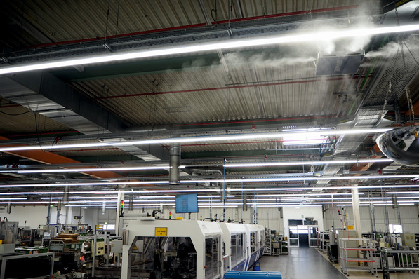 Bild 1 Direkt-Raumluftbefeuchter schützen bei Hella die Baugruppen vor Risiken durch Elektrostatische Entladungen.