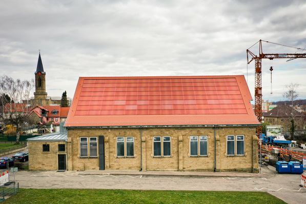 Im Rahmen des Forschungsprojekts PVHide errichtete ziegelrote Photovoltaik-Anlage.