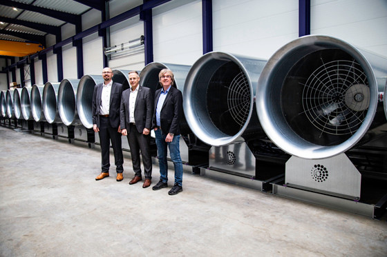 Derzeit produziert und liefert die Systemair GmbH 114 riesige Tunnelventilatoren für die Sanierung der Bahnstrecke zwischen Kassel und Fulda. Der Auftrag umfasst ein Volumen in Höhe von über 2 Millionen Euro. Geschäftsführer Stefan Fischer (Mitte) freut sich über das tolle Projekt mit den Projektverantwortlichen Arthur Palmer (links) und Reiner Kelch (rechts).