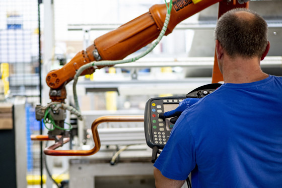 Trotz Fachkräftemangel hatte sich die Zahl der Beschäftigten an den deutschen Standorten von Stiebel Eltron bereits innerhalb der letzten drei Jahre um gut 1000 auf rund 3200 Mitarbeitende erhöht.