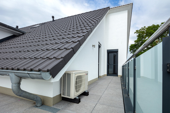 Bild 1 Als Aufstellort für das Außengerät eines Luft/Luft-Wärmepumpensystems reicht oftmals ein kleiner Bereich neben dem Gebäude.