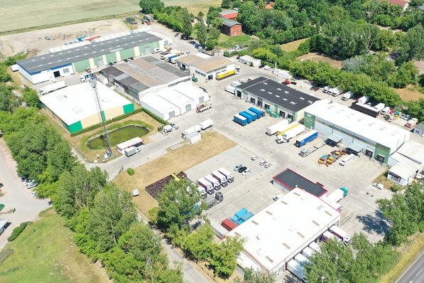 Bild 1 An Flächen und potenziellen Objekten für Microgrids mangelt es nicht: Auf diesem Gewerbehof in Großbeeren werden Photovoltaik-Anlagen zur Versorgung der Mieter installiert.