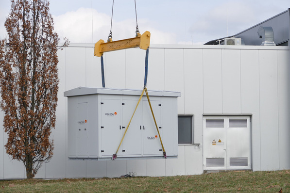Bild 1 Der Stromspeicher Pacadu Pro bringt bis ca. 1 MWh nutzbare Batteriekapazität, ist für den Einsatz in Industrie und Gewerbe ausgelegt und kann auch als Outdoor-Variante installiert werden.