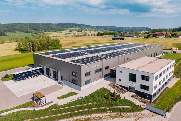 sonnen produziert seine Heimspeicher im Allgäuer Energiedorf Wildpoldsried. Aufgrund der hohen Nachfrage wird den Ausbau der Produktionskapazität vorgezogen.