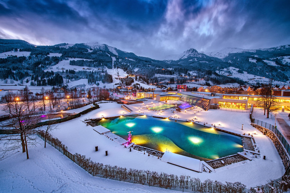 Bild 1 Alpentherme Gastein in Bad Hofgastein: Das Freizeit-, Sport- und Wellnessbad betreibt insgesamt sechs Themenwelten auf 36 000 m 2  Fläche. Zu Spitzenzeiten liegt die Heizlast bei rund 1,5 MW. 2019 fiel der Startschuss für die Planung einer klimaneutralen Therme. Bis heute wurden dafür ca. 1,7 Mio. Euro investiert.