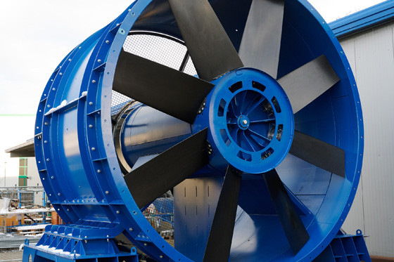 Die mächtigen Carbon-Axialventilatoren einer neuen Baureihe von EVG Lufttechnik haben einen Durchmesser von 4,25 m.