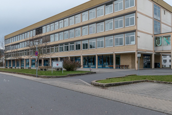 Der Endenergieverbrauch von Rathäusern, Ämtern, Schulen, Kitas und Sporthallen muss im Rahmen des Energieeffizienzgesetzes (EnEfG) künftig kontinuierlich gesenkt werden. 