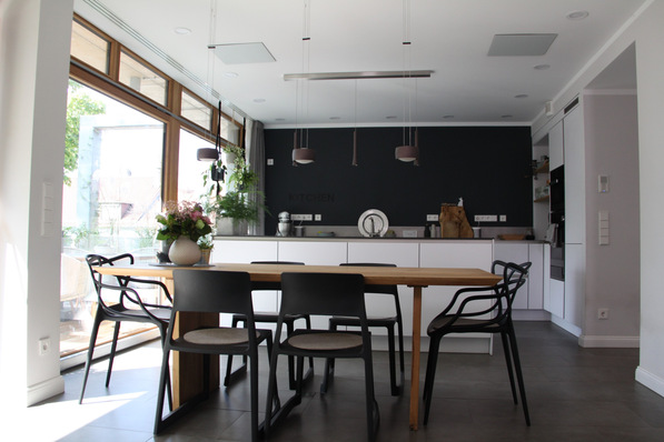 Bild 1 Nach Auffassung der IG Infrarot ist die Zeit reif für Gebäudekonzepte mit Infrarotheizungen. Aus wissenschaftlicher Sicht scheint diese Perspektive noch unsicher zu sein. Ausgewählte Beispiele, wie diese Wohnküche im Projekt K76, bestätigen die Praxistauglichkeit der Infrarotheizung.