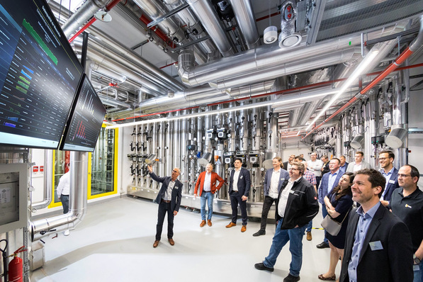Bild 1 In der Viega World können alle relevanten Betriebsdaten in Echtzeit nachvollzogen werden; hier in der Technikzentrale, in der die regenerativen Energien aus Wärmepumpe, Nahwärme und Photovoltaik zusammenfließen.