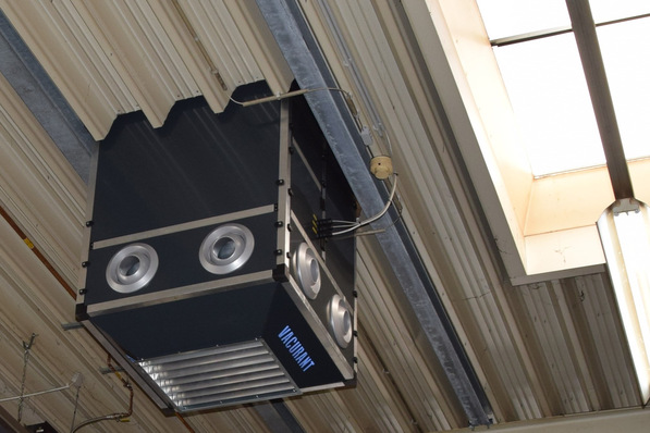 Bild 1 Weitwurfdüsen am raumseitigen Unterteil des Rooftop VR3400 bringen die Zuluft mit hoher Induktionswirkung in den Raum ein.