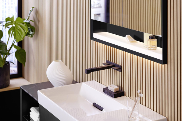 Geberit: ONE-Waschplatz mit mattschwarzen Elementen.