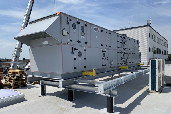 Bild 1 Clima-Split-System: Eine oder mehrere Split-Wärmepumpen im Außenbereich bilden einen Kältemittelkreislauf mit einem ein- oder mehrkreisigen Register im Lüftungsgerät. Je nach Heiz- oder Kühlbetrieb arbeitet entweder das Register im Lüftungsgerät als Verdampfer (Kühlbetrieb) oder das Register in der externen Wärmepumpe (Heizbetrieb).