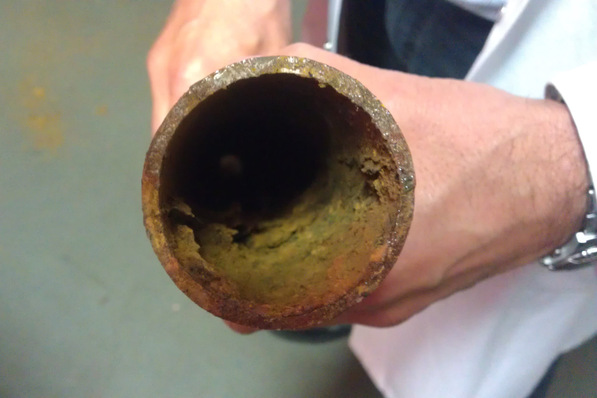 Bild 1 Korrosion und Biofilmablagerungen in einem geschlossenen Kühlwassersystem.