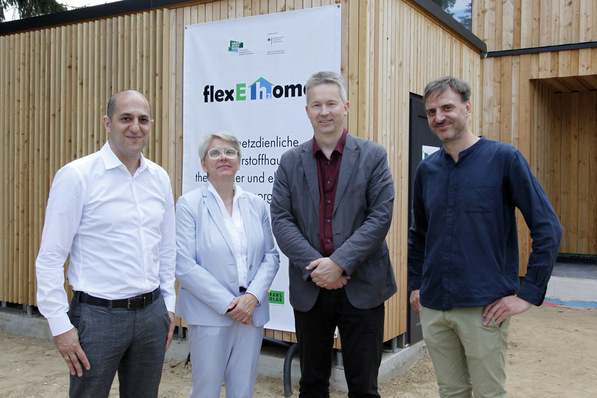Zeyad Abul-Ella (HPS Home Power Solutions), Dr. Claudia Herok (Ministerium für Wirtschaft, Arbeit und Energie des Landes Brandenburg), Ralf Steinbrück (Bürgermeister, Gemeinde Schöneiche bei Berlin), Daniel Wolf (HPS Home Power Solutions).