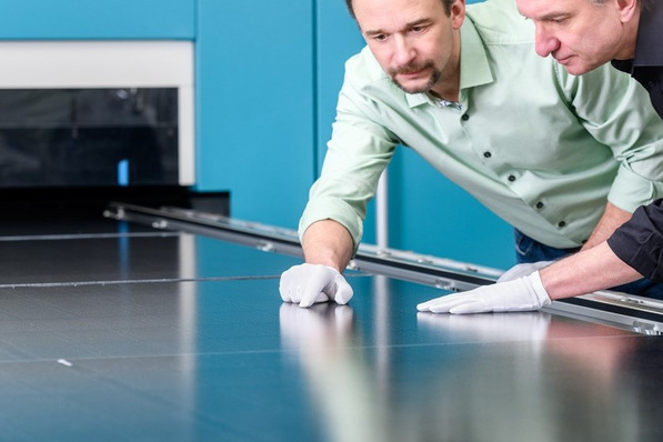 Sunmaxx PVT: Qualitätskontrolle in der PVT-Modulfertigung.