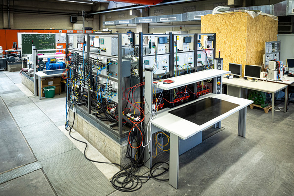 Bild 1 Versuchsstand in den Laboren der TH Köln, an dem die Schwarm-Netz-Technologie entworfen und erprobt wurde.