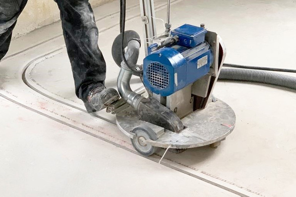 Schütz Energy Systems: Einfräsen der Heizrohrkanäle in den Bestandsestrich.