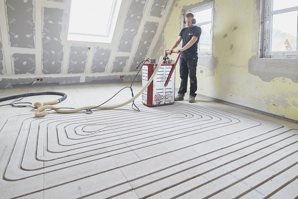 Rigips: Einfräsen der Rohrkanäle in den Trockenestrichboden.