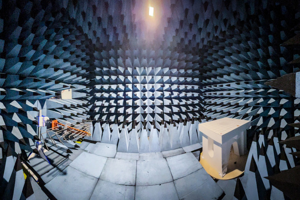 Bild 1 In der elektromagnetischen Absorberkammer können die Funkkomponenten von Ei Electronics vor Ort in Shannon entwickelt und getestet werden.