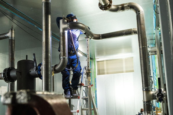 Einblick in die Vorfertigung: Energiezentrale / Heizungszentrale für das Freizeitbad.