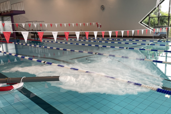 Bild 1 Im Rahmen des Projekts EnOB:EnergieeffBaeder haben Expertinnen und Experten des INCO Ingenieurbüros erstmals Messungen zur Verdunstung in einem Hallenbad durchgeführt. Hier sieht man den Aufbau bei einem Nebelversuch.