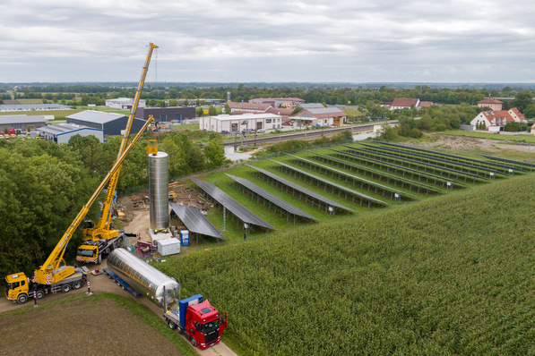 Anlieferung und Aufstellung der beiden 84-m 3 -Pufferspeicher. Sie speichern künftig die von der Wärmepumpe in Kombination mit der Photovoltaik-Freiflächenanlage erzeugte Wärme für Tageszeiten, in denen keine oder nur wenig Sonne scheint.