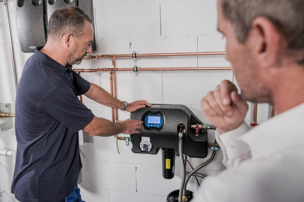 Bild 1 Ob es um die Sicherung der Anlagenwasseraufbereitung nach der Richtlinie VDI 2035 geht oder um die Umsetzung der Richtlinie VDI/BTGA 6044 für Kaltwasser- und Kühlkreisläufe, die zusätzliche Richtwerte für TOC, Nitrat und Sulfat vorgibt: Mit permaLine integral lassen sich die Vorgaben beider Richtlinien im Teilstromverfahren einfach umsetzen.