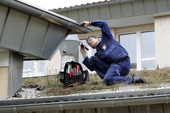 Bild 1 Einmal jährlich müssen alle Teile einer Anlage zur Regenwassernutzung inspiziert werden. Die Arbeitszeitkosten auf der Handwerkerrechnung werden in der Regel als haushaltsnahe Dienstleistung vom Finanzamt anerkannt.