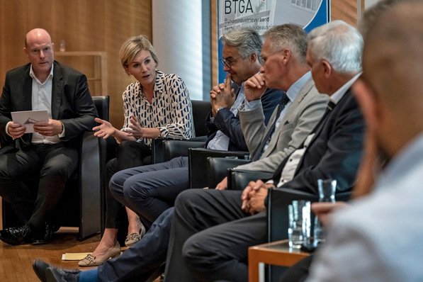 Anne König MdB wollte von den Verbandsvertretern auch erfahren, ob ein pauschales PFAS-Verbot den Wärmepumpenhochlauf gefährdet.