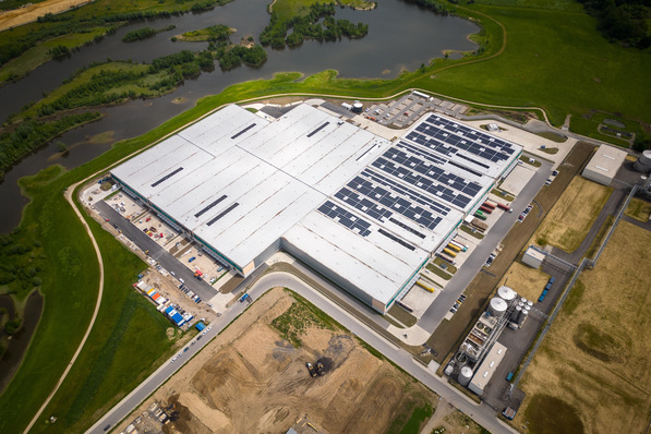 Bild 1 Die neue Logistikimmobilie der Superlative von BEOS am Rhein-Lippe-Hafen ist über Geothermie, Photovoltaik-Anlagen und Wärmepumpen unabhängig von fossilen Energieträgern.