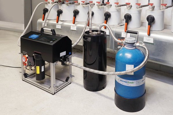 Bild 1 Mit der Sauerstoffzehrpatrone OxRed von perma-trade kann nach Art einer „Filterpatrone“ der im Anlagenwasser gelöste Sauerstoff direkt beim Hindurchströmen eliminiert und auf diese Weise Korrosionsproblemen entgegenwirkt werden.