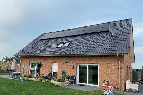  Bild 1 Auf dem Dach des Einfamilienhauses in Harsefeld (Haus 4) ist neben einem 16-m2 -PVT-Feld mit 3,6 kWel  (links) noch eine reine Photovoltaik-Anlage mit 4 Modulen mit 1,8 kWel  installiert.