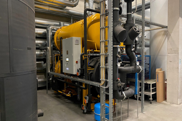 Bild 1 Die Absorptionskälteanlage Hornisse im ebm-papst-Werk in Mulfingen.