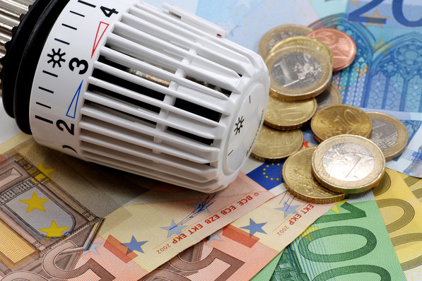 Wer mit Erdgas, Heizöl oder Flüssiggas heizt, zahlt im Jahr 2024 beim Einkauf der Energieträger für den fossilen Anteil (meistens 100 %) bezogen auf die verbrennungsbezogenen CO 2 -Emissionen über den nationale Emissionshandel 45 Euro/t CO2  (netto).