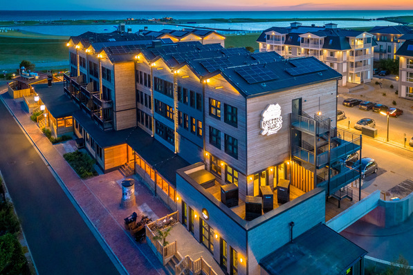 Bild 1 Das Konzept der Bretterbude (Heiligenhafen) wurde 2017 mit dem Deutschen Hotelimmobilienpreis ausgezeichnet und Ende 2022 in einer Update-Variante an der Nordsee in Büsum eröffnet.