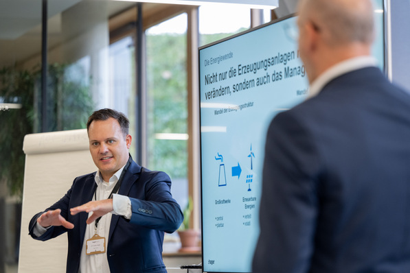  Bild 1 Dr. Torsten Hager: „Der Peer-to-Peer-Leistungshandel verhindert wirtschaftliche Fehlanreize, da jedem Marktteilnehmer eine bestimmte handelbare elektrische Leistung zugeordnet wird.“