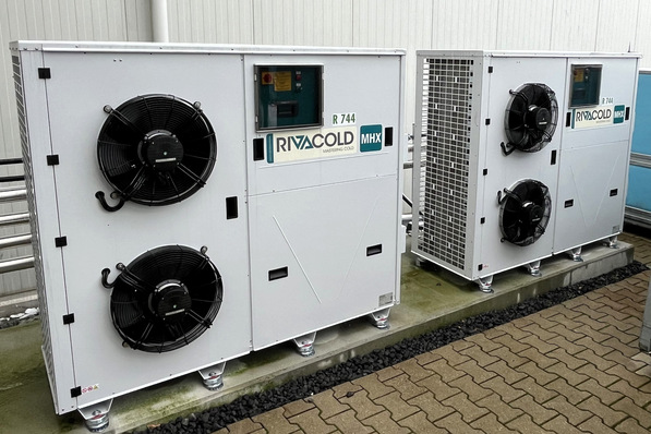  Eutektische Platten (in blau) werden für die Transportanwendung im neuen Froster auf eine Temperatur von -28°C abgekühlt. Dafür kommen die beiden MHX Verflüssigungssätze von Rivacold und das Kältemittel CO2 zum Einsatz.