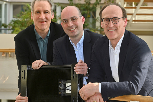  (vlnr.) Andreas Siegemund, Geschäftsführer Consolar Marketing und Vertrieb EM/WV-Kunden, Kariem Jaber, Vice President AKG Vertrieb und  Projektierung, Robert Stoffers, Geschäftsführer Consolar Finanzen und Projektgeschäft