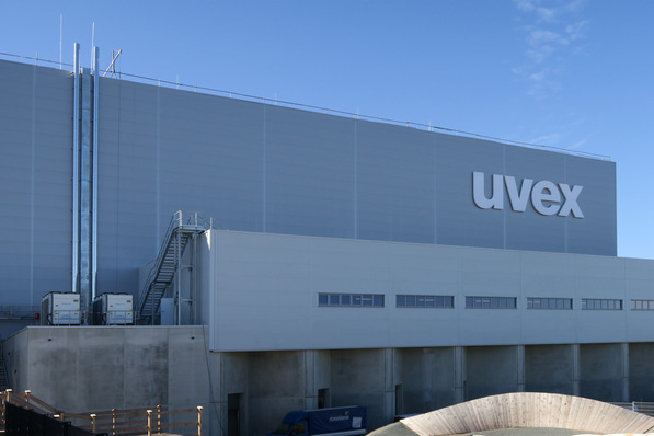  Bild 1 Die senkrechten doppelwandigen Abgasanlagen haben eine Mündungshöhe von rund 32 m.