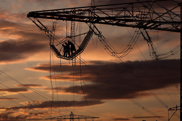 Bild 1 In der öffentlichen Diskussion stehen beim Umbau des Stromsystems vor allem die Übertragungsnetze im Fokus. Die Elektrifizierung von Wärme, Mobilität und dezentraler Stromerzeugung ist aber insbesondere eine Herausforderung für die Verteilnetze.