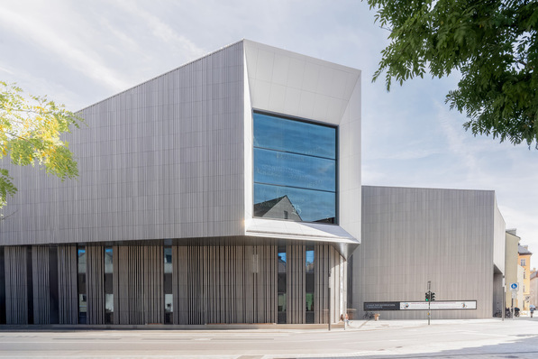  Bild 1 Das „Haus der bayerischen Geschichte: Museum in Regensburg“ liegt direkt am Donauufer.